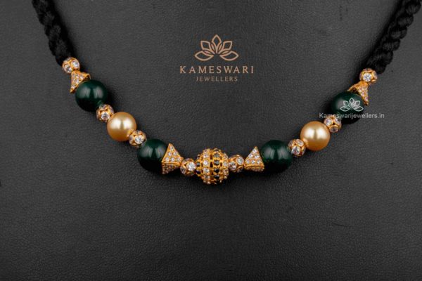 Emerald and pearl thread Necklace